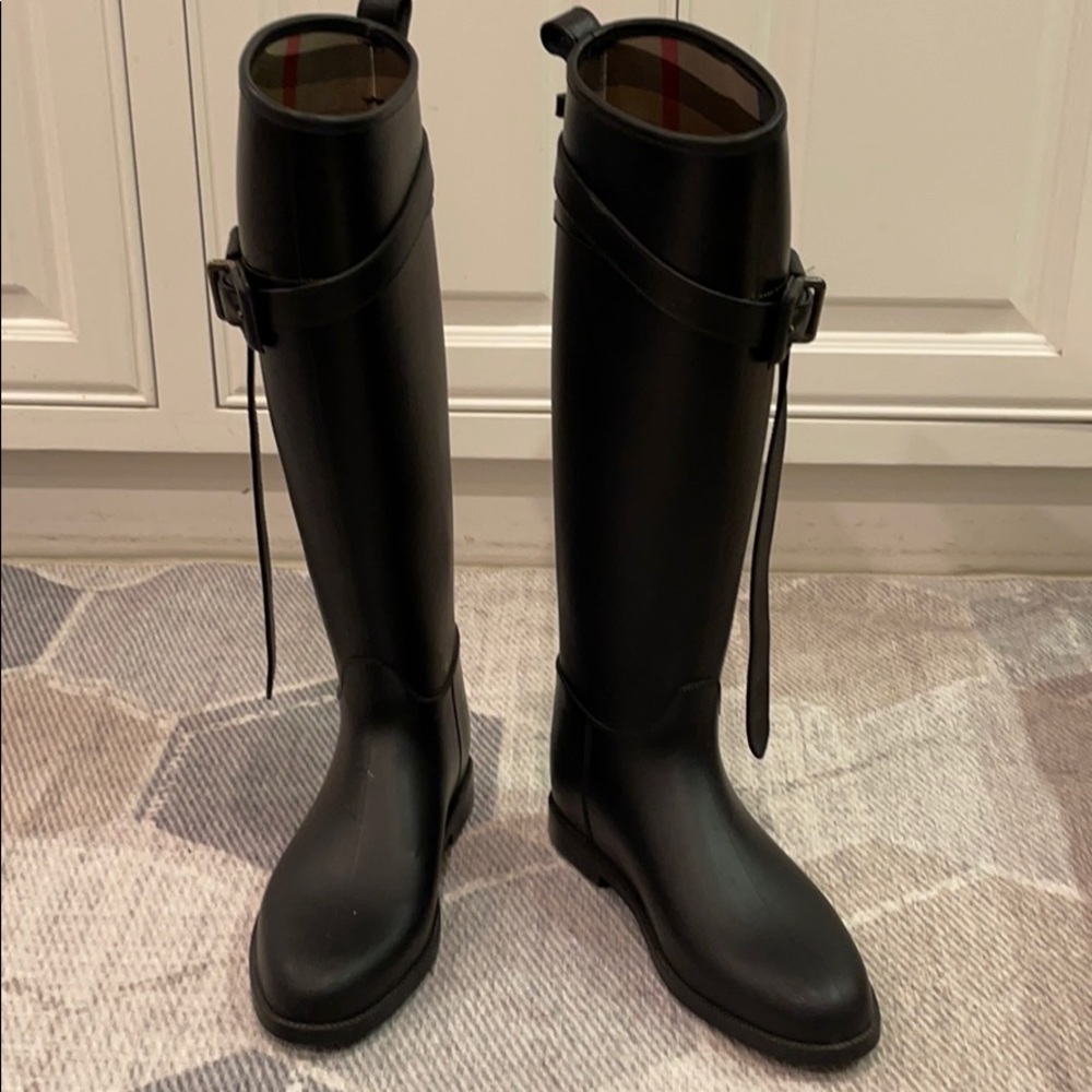 Burberry riding rainboot with belt size 36